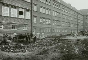 Güstrow,Trotschestraße 8. Knabenvolksschule (um 1935). Baustellenberäumung an der Hofseite mit Feldbahnlore