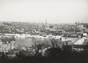 Würzburg. Altstadt zwischen Juliuspromenade und Domstraße. Blick von der Festung Marienberg über den Main bei Hochwasser nach Nordosten
