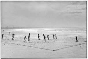 Marokko. Spielende Kinder am Strand mit Fußball