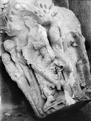 Vézelay, Fragment eines Figurenkapitells mit der Darstellung des Pharaos und den weisen Frauen