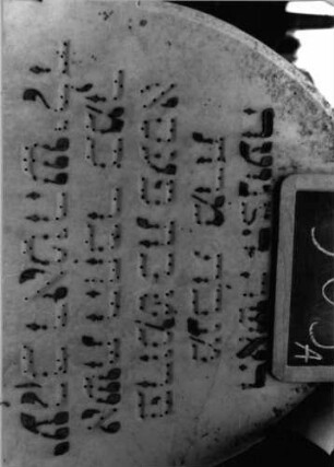 Grabstein 309 (Index: 100090416) Material: weiß. Marmor/Sock. Granit/Bleibuchstaben Zustand: gut Maße HxBxT: 161x60x18 cm Beschreibung: Stele, Sockel, rustica, Spitzbogenabschluß: Grabstein 309A