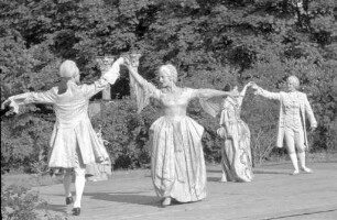 Probe von Angehörigen des Badischen Staatstheaters im Schlossgarten für die Aufführung "Romantische Tanzspiele" am 21. Juni vor dem Osttor des Schlossgartens.