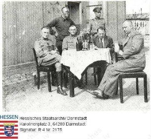Rodgau, Strafgefangenenlager II Rollwald (1938-1945) / Wachmannschaft vor Baracke an Tisch sitzend, Gruppenaufnahme