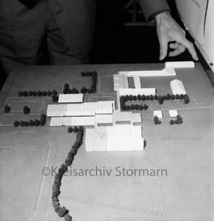 Schulzentrum: Kreisgymnasium I und Sportgebäude: Architektenwettbewerb: 1. Preis: Entwurf der Architekten Hans-Joachim Pysall und Eike Rollenhagen: Modell: Hand eines Betrachters