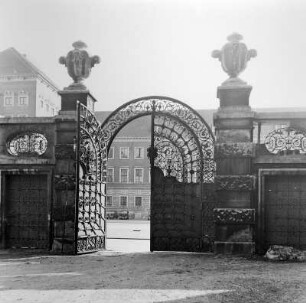 München, Prinzregentenstraße. Bayerisches Nationalmuseum (1894-1900; G. v. Seidl). Eingangstor