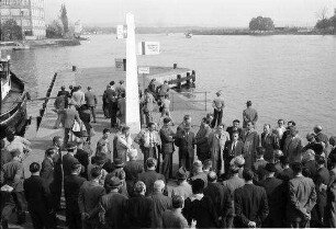 Basel: Rheinhafen, Gruppen am Dreiländereck