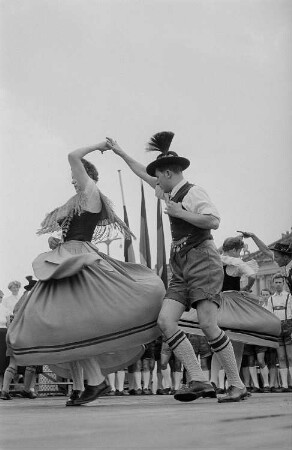 Darbietung einer Volkstanzgruppe auf dem Augustusplatz anlässlich des II. Deutschen Turn- und Sportfestes