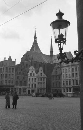 Rostock: Neuer Markt, Vordergrund Laterne, mit Marienkirche