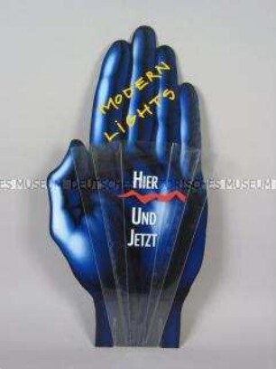 Werbeaufsteller mit Werbeaufdruck von "Peter Stuyvesant Modern Lights"-Zigaretten, Hand