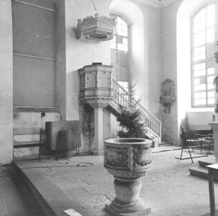 Dresden-Pillnitz. Weinbergkirche "Zum heiligen Geist" (1723-1725; M. D. Pöppelmann). Inneres nach Nordost mit Taufe (um 1650) und Kanzel