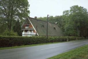 Fuhrwegen: traufständiges Bauernhaus mit Reetdach: nach Umbau: Straßenfront: Giebelseite, eingeschossiger Anbau mit Altan: Gartenhecke