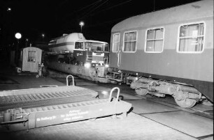 Freiburg: Güterbahnhof; Die rollende Landstraße; Lastwagen kommen von den Waggons