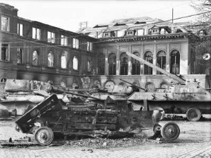 Bautzen. Kriegsschäden 1945. Zerstörte Panzer vor der Ruine des Bahnhofsgebäudes (Ostflügel und Mittelbau)