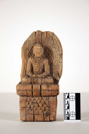 Sitzender Buddha auf hohem Thron