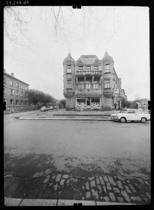Dresden-Striesen, Altenberger Straße 25. Wohnhaus mit Läden (Parsifalapotheke, um 1900). Straßenfront (Tauscherstraße)