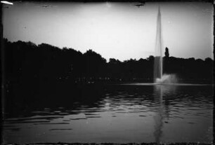 Dresden, Großer Garten, Carolasee mit Wasserfontäne