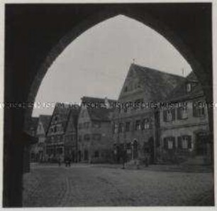 Dinkelsbühl, Blick durch das Rothenburger Tor in die Martin-Luther-Straße