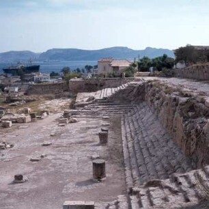 Eleusis. Telesterion. Mysterienstätte. Blick ins Telesterion und auf Salamis
