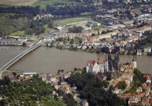 Burgberg mit Dom und Albrechtsburg und Elbe mit Elbtalbrücke (Straßenbrücke) gegen Niederfähre