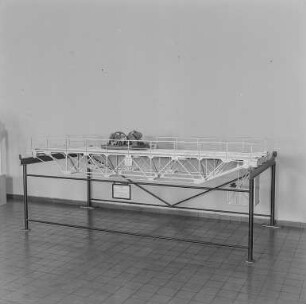 Kran, Ingenieur-Schule für Fördertechnik : Bautzen. Ingenieurschule für Fördertechnik. Modell eines Kranes