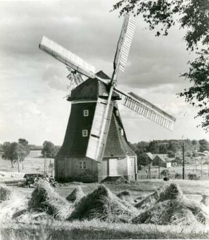 Idylle im Hümmling im Oldenburgischen. Eine Windmühle
