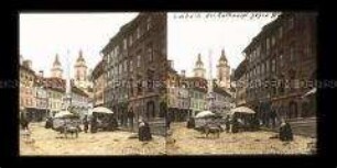 Rathausplatz mit Dom St. Nikolaus, Markständen, Brunnen und Passanten in Laibach (Ljubljana)