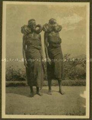 Massai-Frauen mit Ringen als traditionellem Kopfschmuck