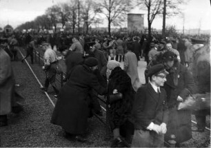 Berlin: Mai 1935, der Absturm, Menschen übersteigen Barrieren , vorne zwei Frauen [Ende der Maikundgebung]