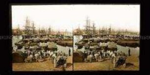 Belebter Hafen von Neapel