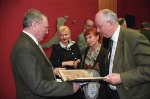 Prof. Jürgen Hering, Bibliotheksdirektor SLUB Dresden, zeigt das Faksimile der Dresdner Bilderhandschrift des Sachsenspiegels