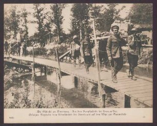 Die Schlacht am Damenweg. Aus dem Kampfgelände bei Berry-au-Bac. Gefangene Engländer beim Ueberschreiten des Aisnekanals auf dem Wege zur Sammelstelle.