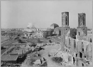 Postplatz : Dresden, Blick über den Postplatz nach Westen mit Ruine der Sophienkirche, Hotel Weber und dem Schauspielhaus