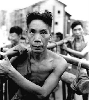 Zwei Lastenträger mit Schultertragestange : China. Zwei Lastenträger mit Schultertragestange