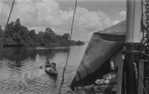 Ruderboot im Nigerdelta : Zwei Männer in einem Ruderboot im Nigerdelta östlich von Lagos
