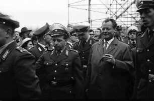 Berlin: Willy Brandt verlässt die Kundgebung