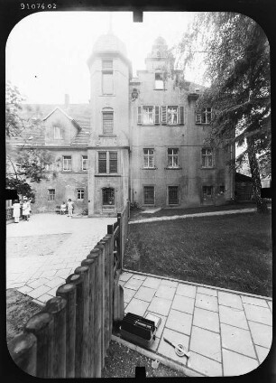 Schkölen, Naumburger Straße 1. Ehem. Gutshof. Herrenhaus (Stadtverwaltung, Baubeginn 16. Jh.). Hoffront (Teilansicht) mit Treppenturm