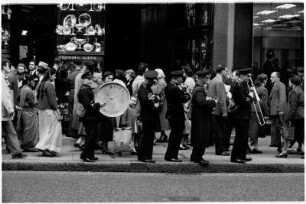 London : In London, Happy Wanderers on Oxford Street