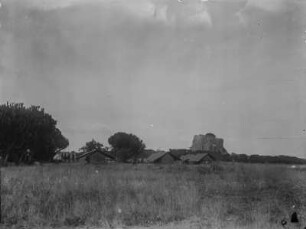 Lager : Blick auf das Lager der Expeditionsteilnehmer. Dahinter erhebt sich ein Kopje (Inselberg)