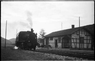 Spritzzug mit Lok 141, Bahnhof Gauselfingen, Lok 141 kehrt als Leerfahrt (Lz) nach Gammertingen zurück