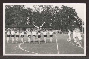 Sportfest am Jahnsportplatz / Barrenturnen. Detmold. Lagesche Str. Papierabzug