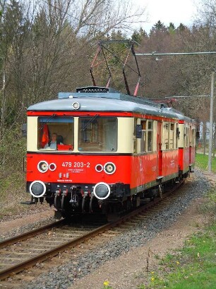 Oberweissbach - elektrische Bergbahn : Ein Zug der elektrischen Bergbahn nähert sich dem Haltepunkt Oberweissbach im Thüringer Wald, aufgenommen am 29. April 2012