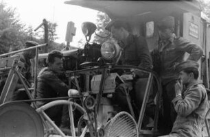 NVA-Soldaten in einem Geländewagen, Dessau : NVA-Einsatz des Fotografen Uwe Steinberg, Dessau