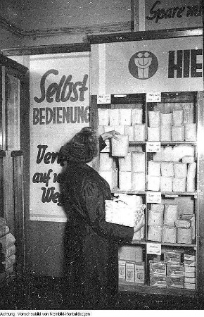 Dresden-Laubegast, Tauernstraße 11. Erste Verkaufsstelle der Konsumgenossenschaft Dresden mit Selbstbedienung und Kampagne gegen die Remilitarisierung, Mai 1951