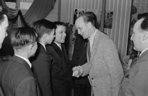 Vertreter der Messeleitung dankt der vietnamesischen Delegation