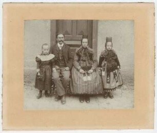 Gruppenbild einer Familie in Tracht