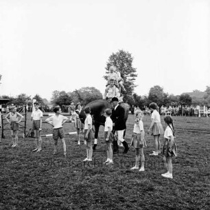 Waldstraße / Oetjendorfer Landstraße: Turnierplatz des Reithofs Karl Düwiger: Pferdeleistungsschau der Turniergemeinschaft Süd: Kindervoltigiergruppe Hoisdorf mit Reitlehrer und Pferd: dahinter Zuschauer: hinten Bäume und Häuser
