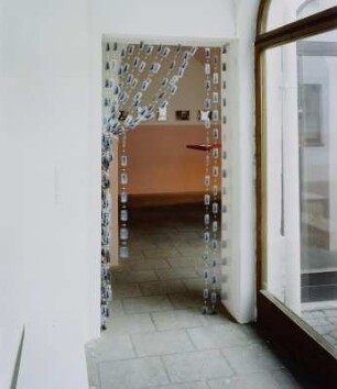 Vorhang : Vorhang. Diverse Materialien. 2004. Raumaufnahme. Sputniza - Die Ausstellung "Wir können auch anders". 12.04.2004-23.01.2005