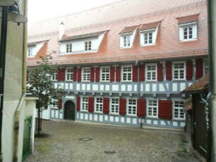 Stadtbild-Spital-Ansicht über Traufseite aus dem Spitalhöfle-Fachwerkgebäude in vorkragender Riegelbauweise (im Kern Wiederaufbau nach 1635 auf Vorgänger von 1400-Revovierung 2012)