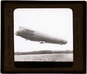 Fliegender Zeppelin über Wasser