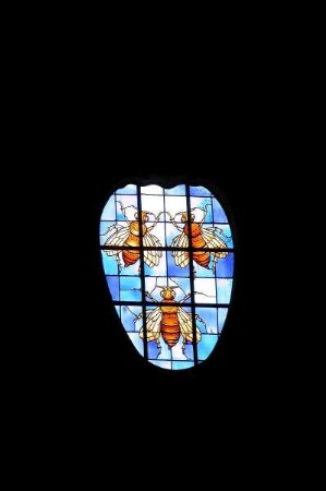 Rom - Kirchenfenster : Glasfenster mit Bienen in der Kirche Aracoeli. Aufgenommen in Rom im April 2004